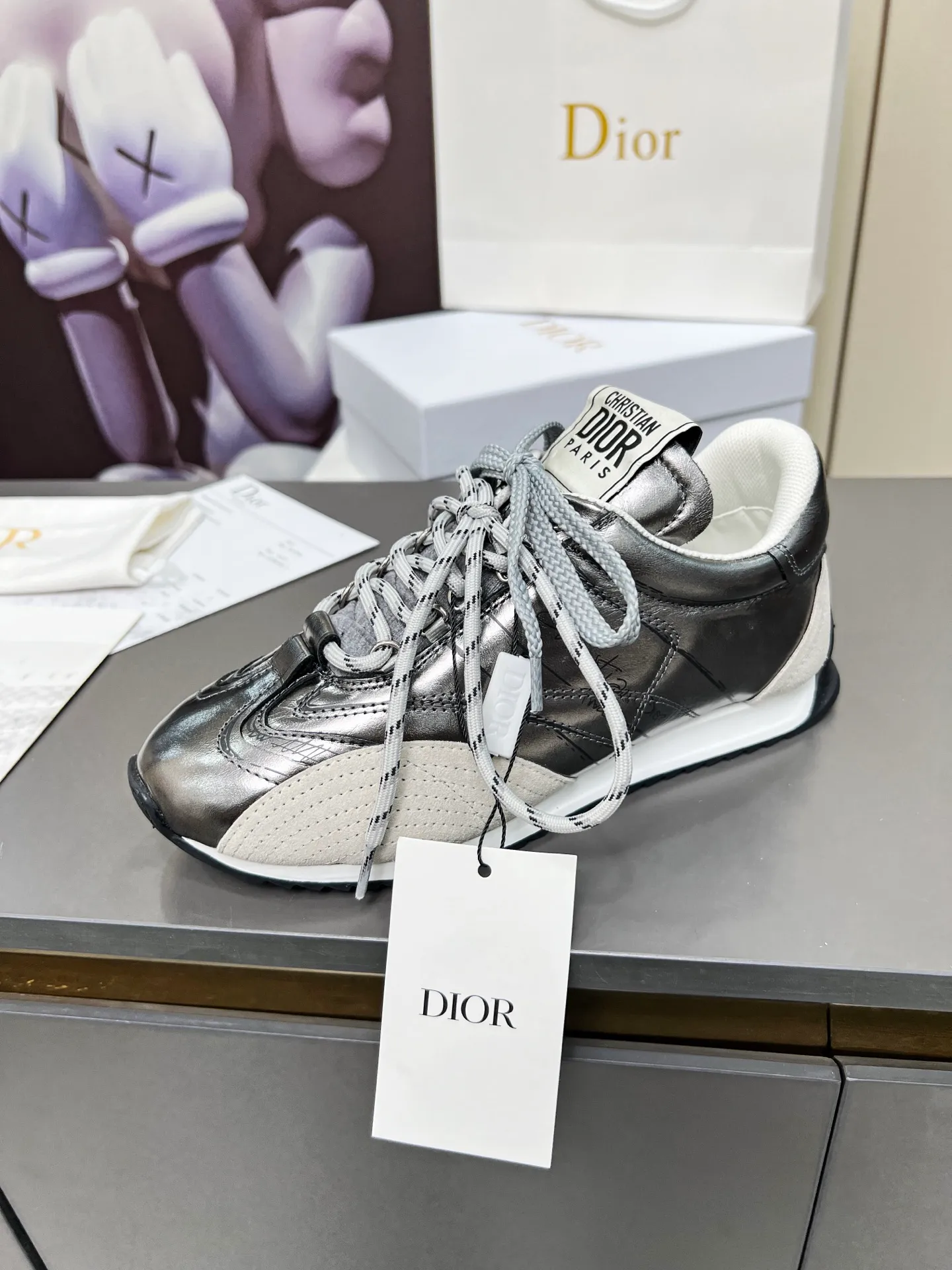 These silver men's shoes 💰580 D-Sketch sneakers are a new product of the 2025 spring and summer ready-to-wear series❤️‍🔥❤️‍🔥❤️‍🔥❤️‍🔥, highlighting the classic retro aesthetics. Crafted from gold-toned crinkled sheepskin and gold-toned laminated calfskin 🌹🌹🌹, it features beige suede calfskin panels and double laces. The side is decorated with a handwritten Christian Dior Men's Shoes 💰aris logo🎆🎆🎆, while the heel and tongue are embellished with Christian Dior Men's Shoes 💰aris logo panels and plaques. Paired with two-color thin rubber soles, they look more refined. Size: 35~41 (men’s model is currently available). Color: black, white, gold, silver.